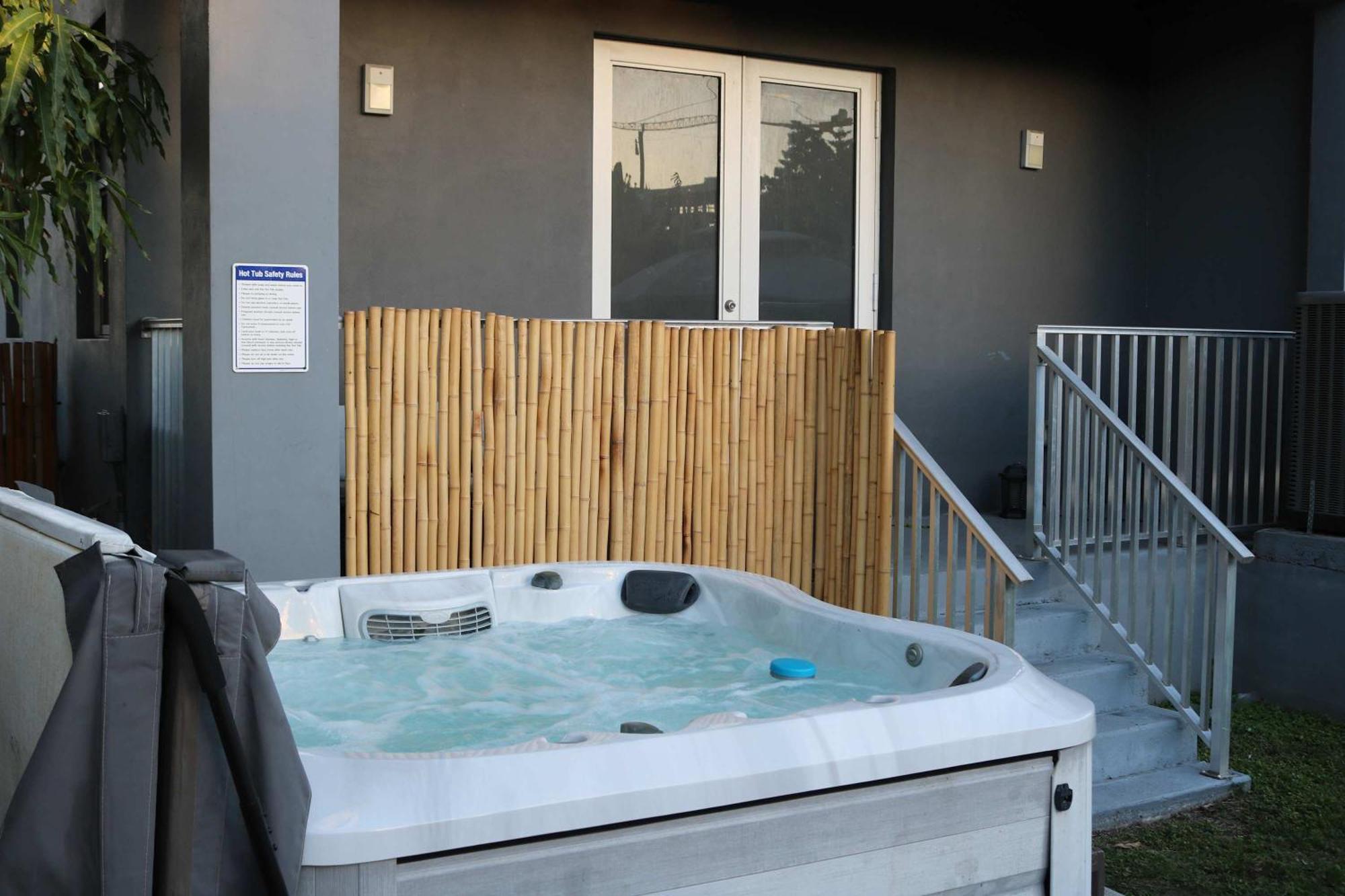 Modern Retreat Hot Tub & Gazebo Oasis * Miami