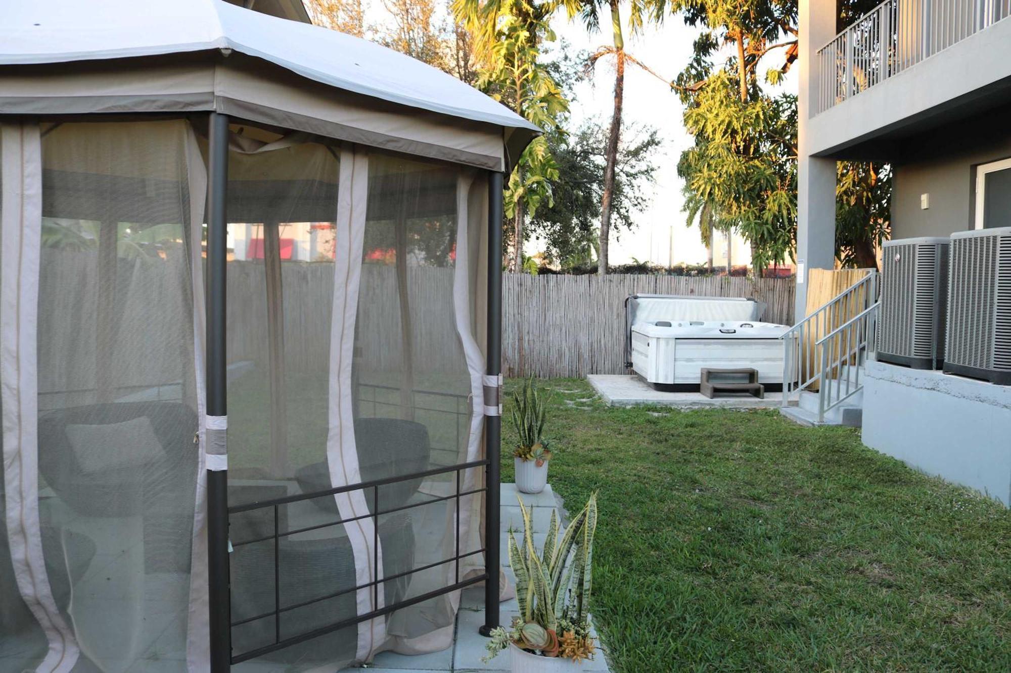 Modern Retreat Hot Tub & Gazebo Oasis Holiday home *