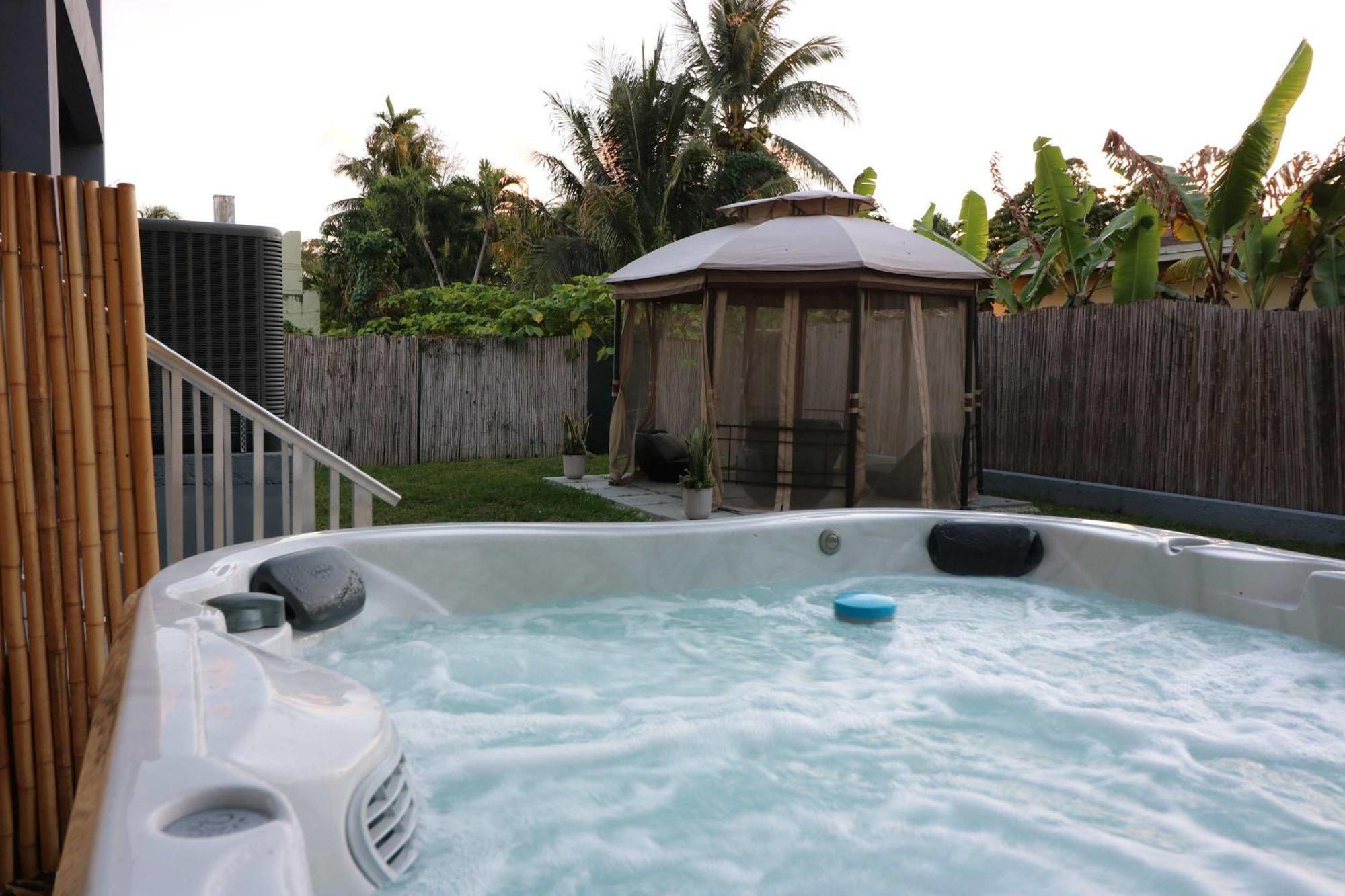 Holiday home Modern Retreat Hot Tub & Gazebo Oasis *